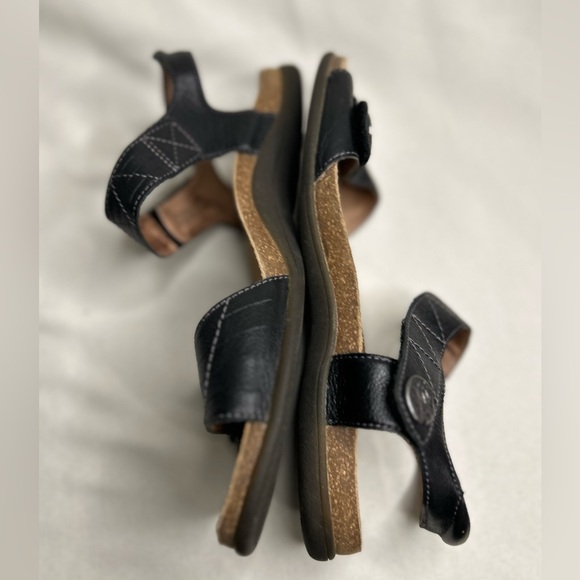 Taos Footwear Black Leather Slingback Sandals with Silver Medallion - Picture 7 of 8